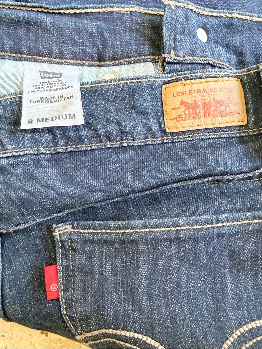 Y2K Levi's Dark Blue Denim Jeans - Picture 4 of 4